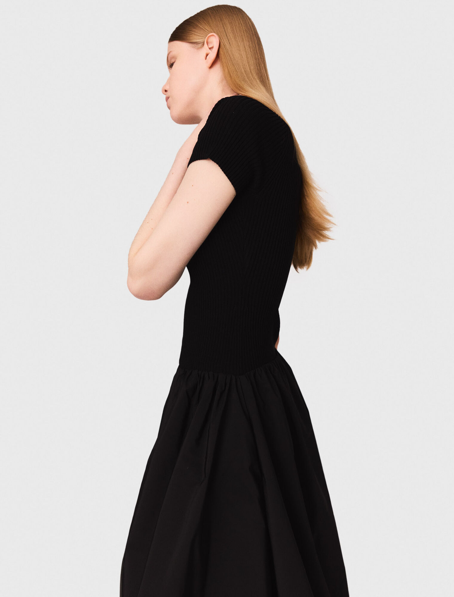 Langes Kleid aus Strick und Taffeta