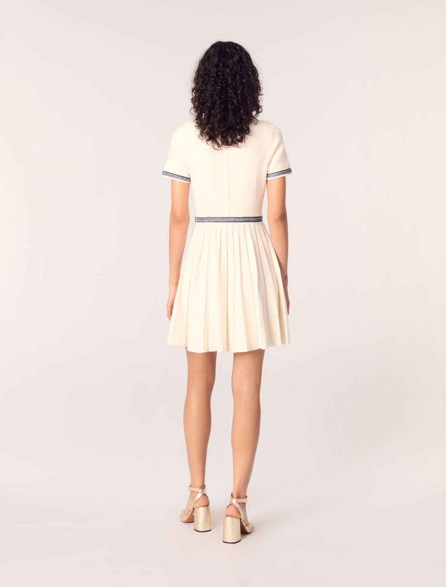 Kurzes Plissee-Kleid aus Strick