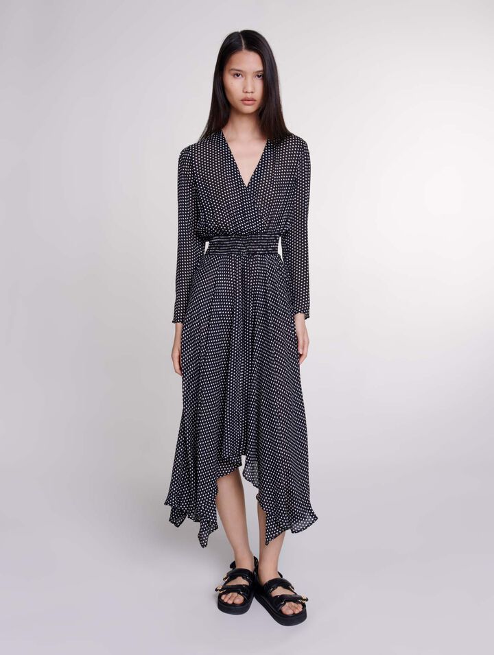 Mittellanges, gepunktetes Kleid