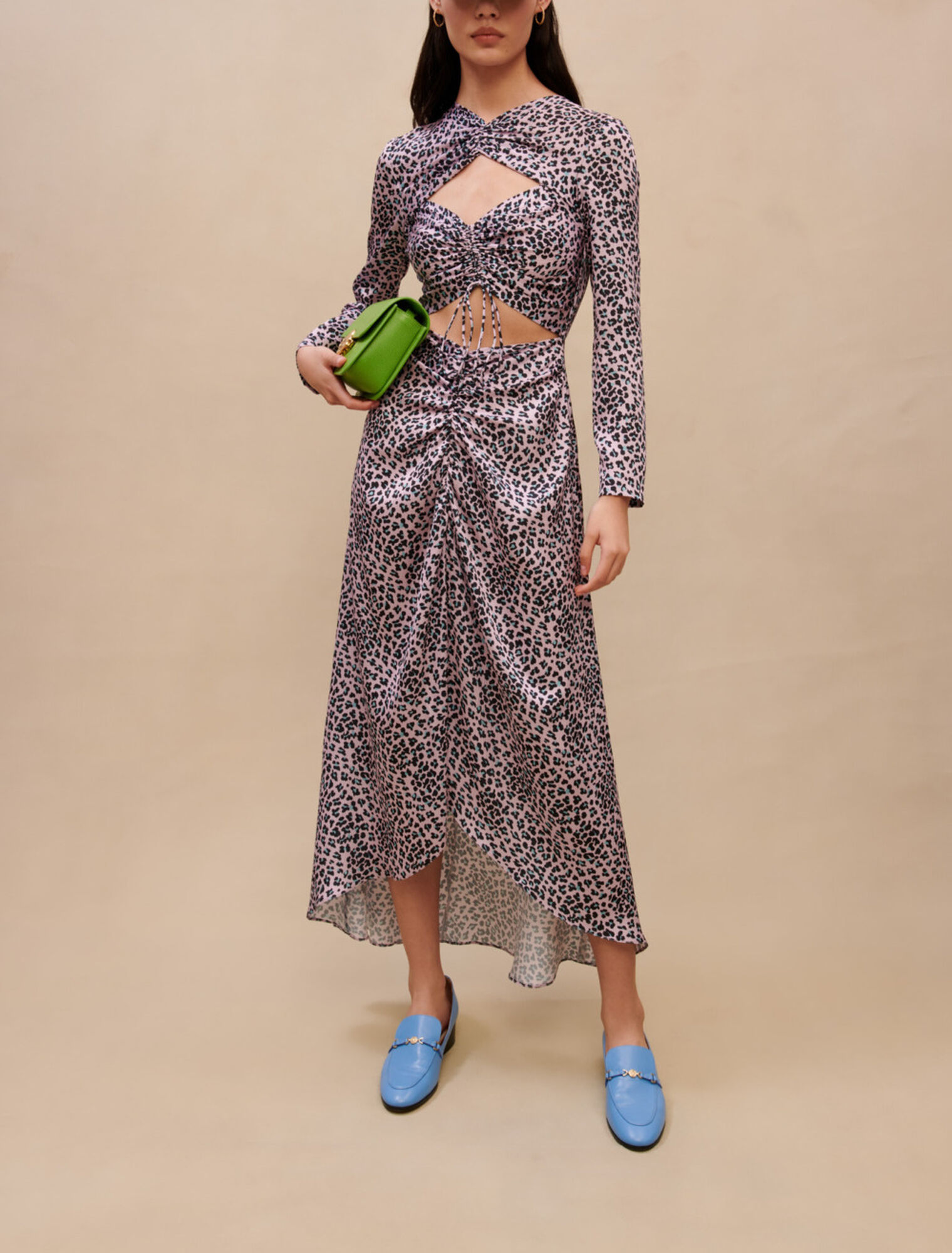 Langes satiniertes Kleid mit Lochmuster