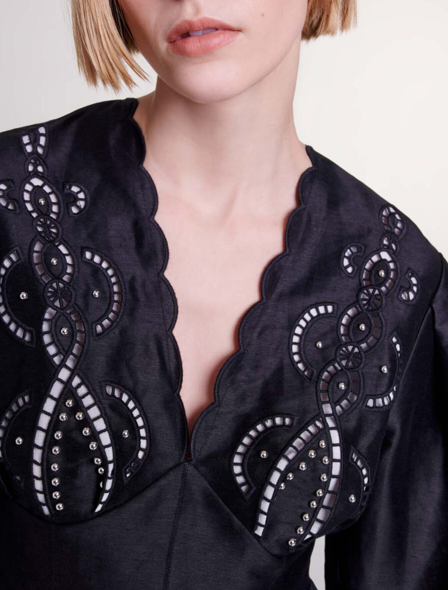 Kurzes Leinenkleid mit Stickerei