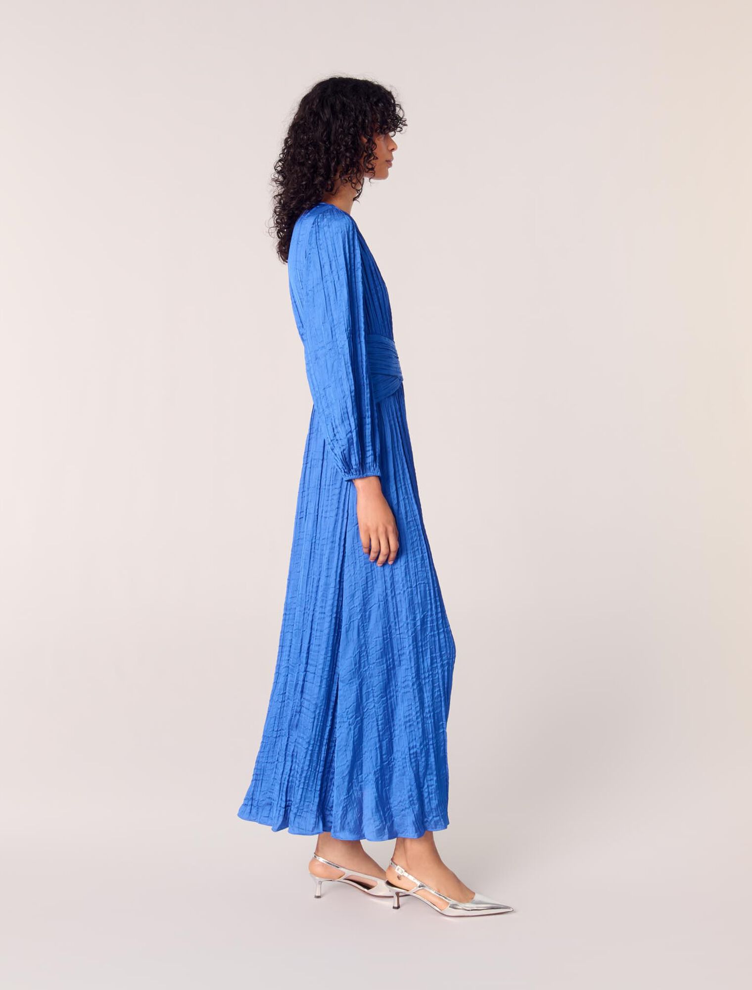 Langes plissiertes Kleid aus Satin