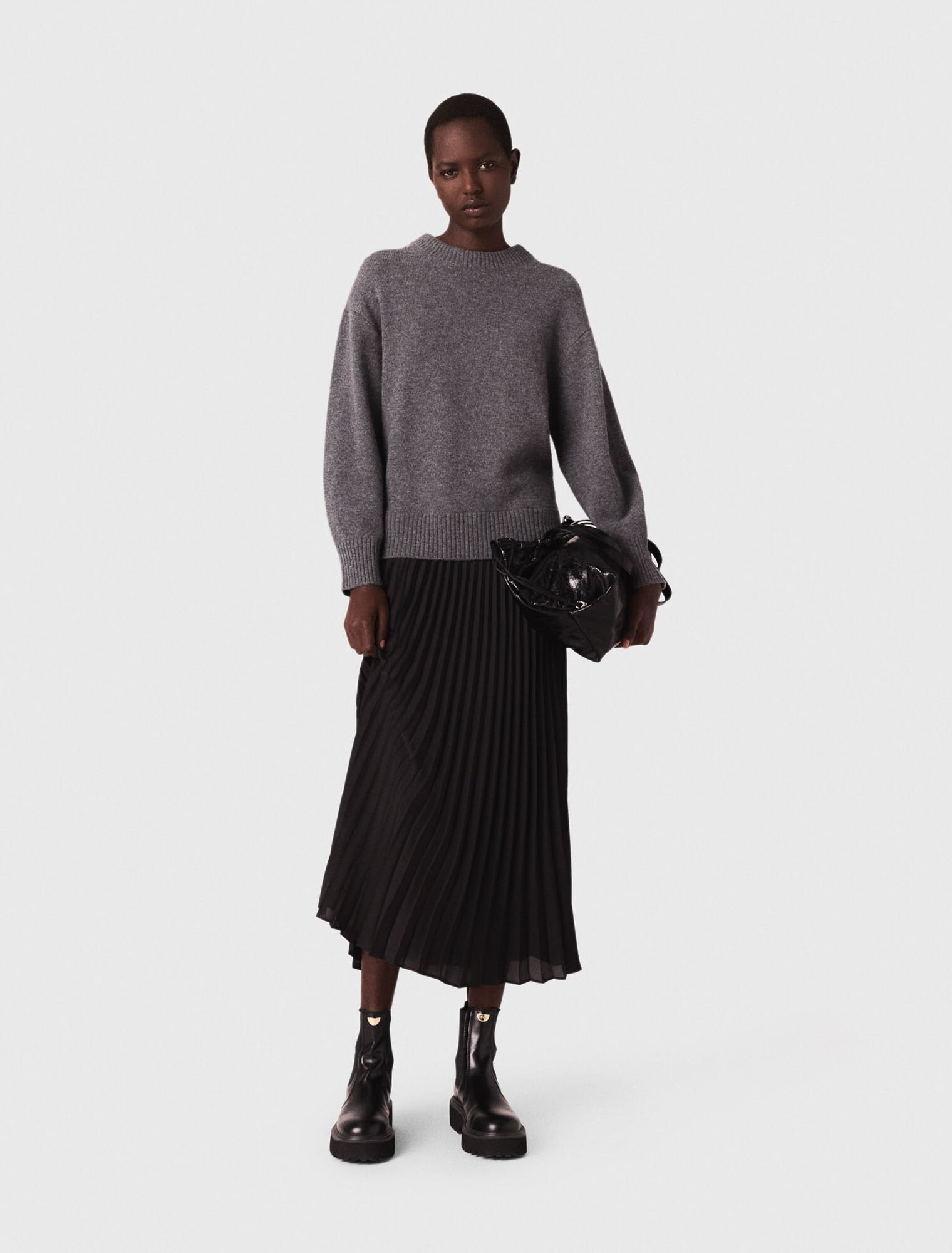 Langes Kleid im Materialmix