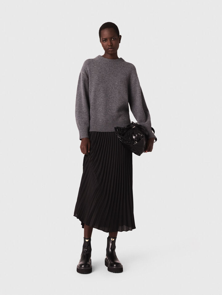 Langes Kleid im Materialmix