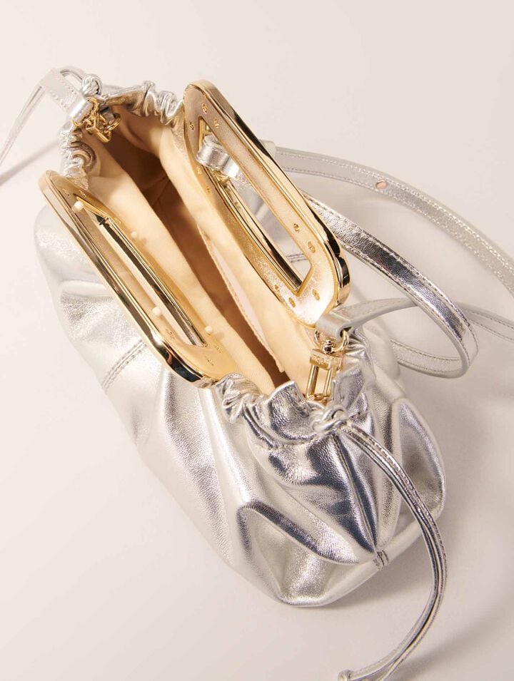Clutch aus Leder mit Metallgriff