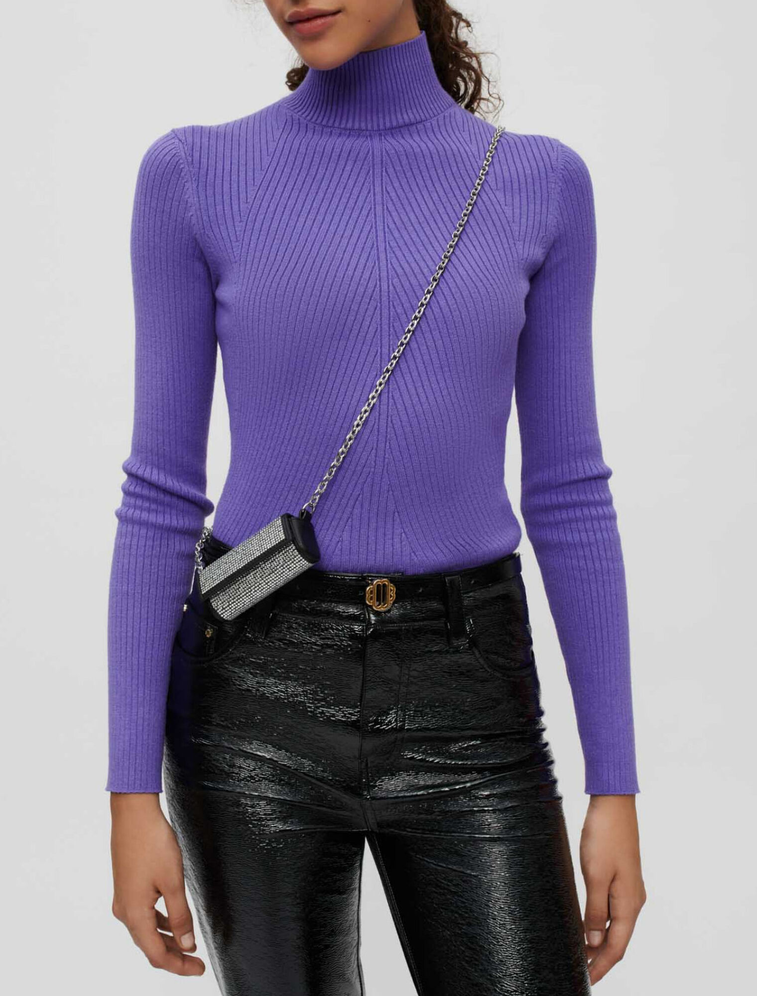 Eng anliegender Pullover mit Stehkragen