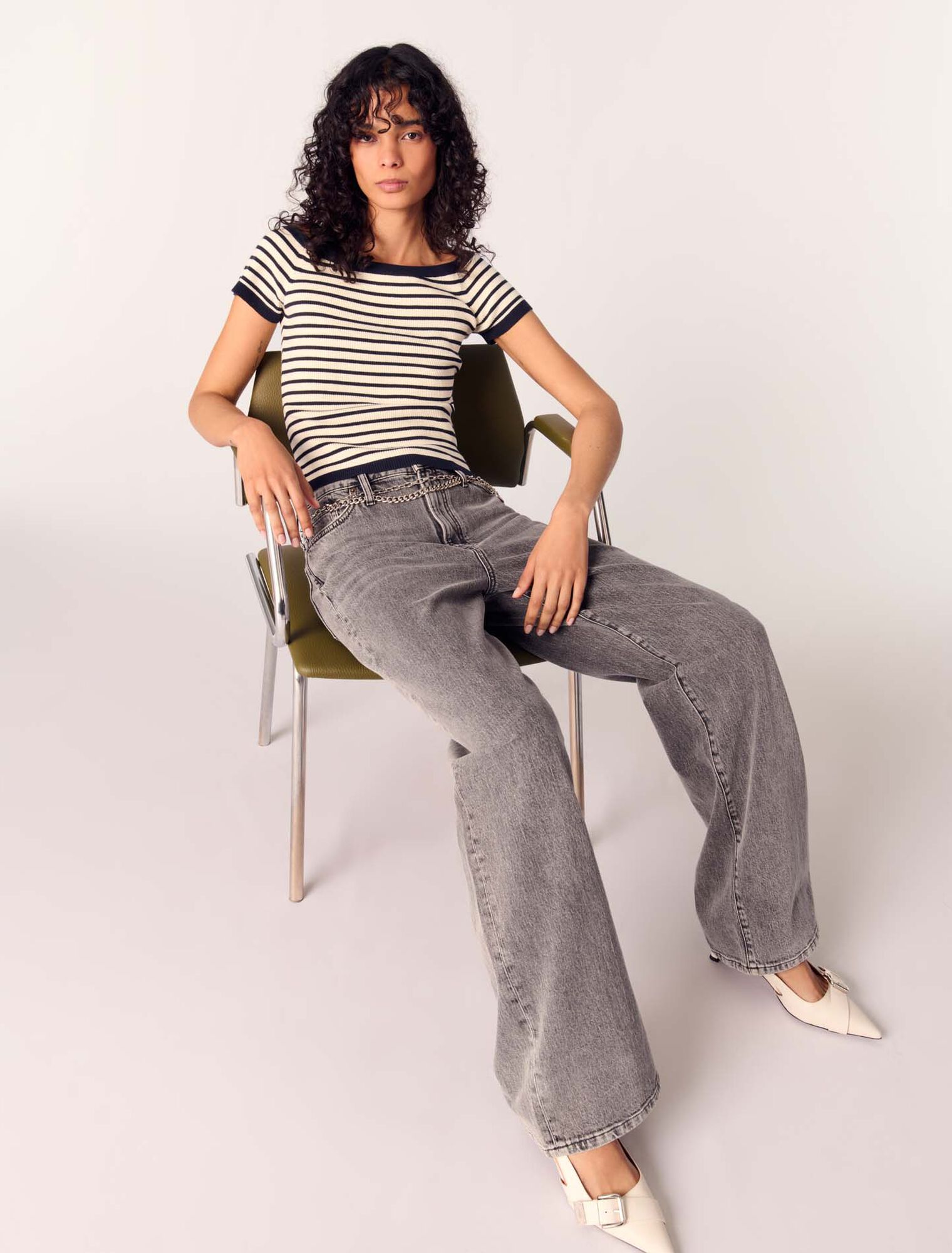 Weite Jeans mit Kettengürtel
