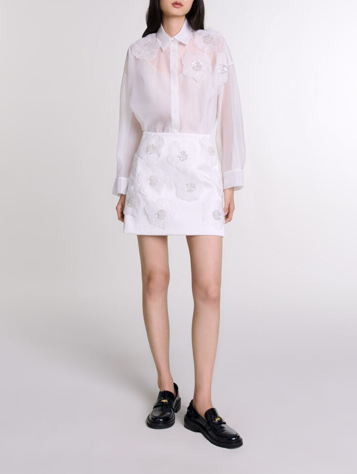 Satinrock mit Perlenblumen