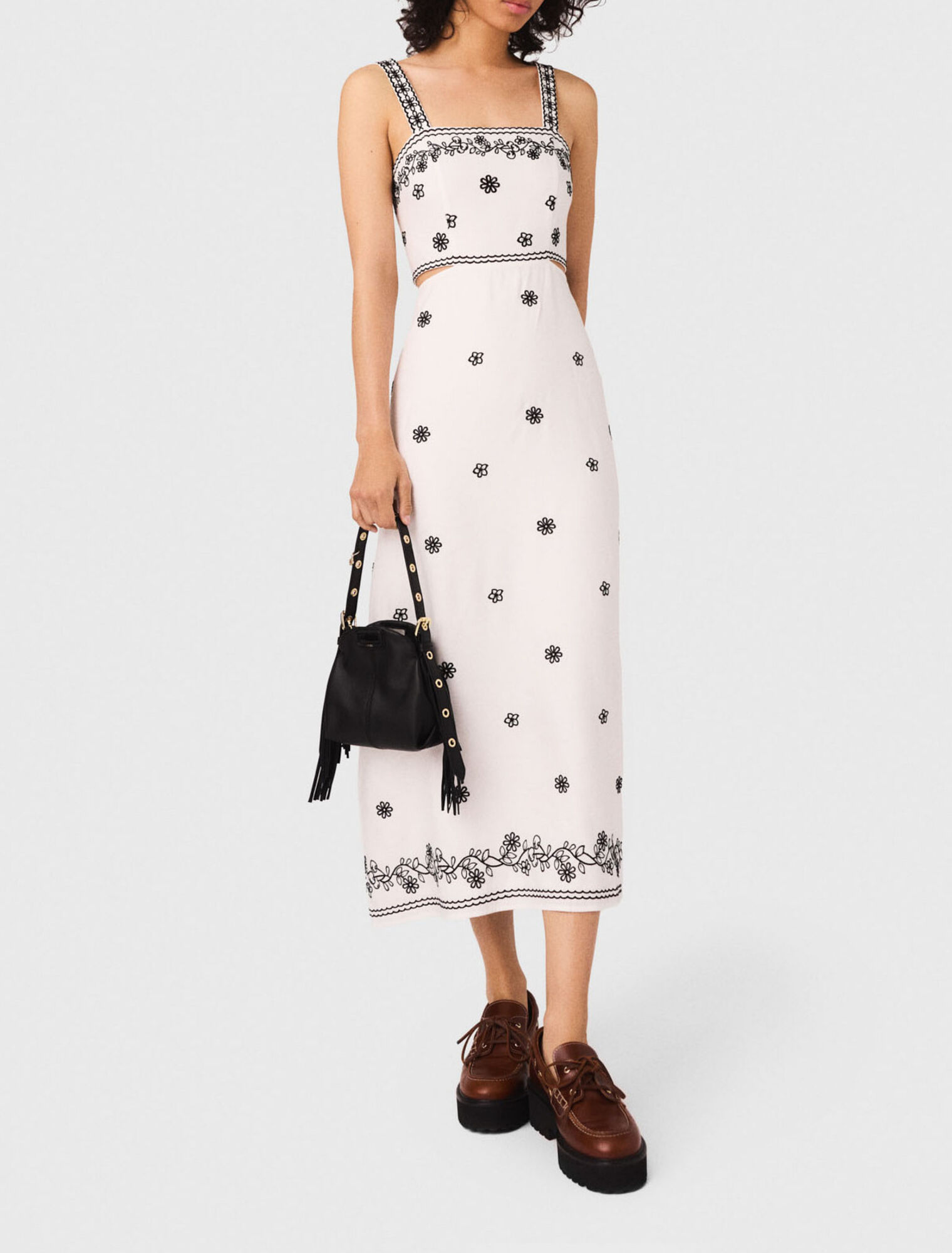 Langes besticktes Kleid mit Cut-out