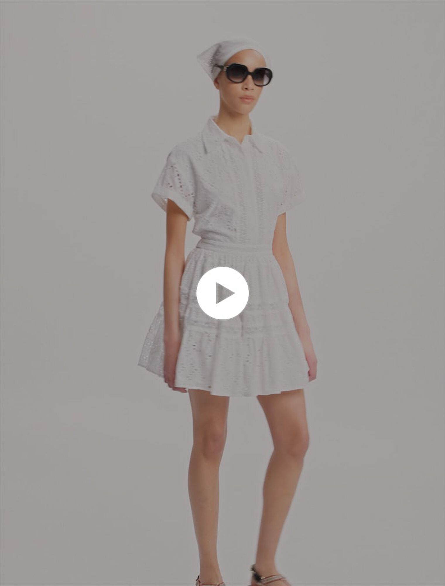 Babydoll-Kleid mit Stickerei