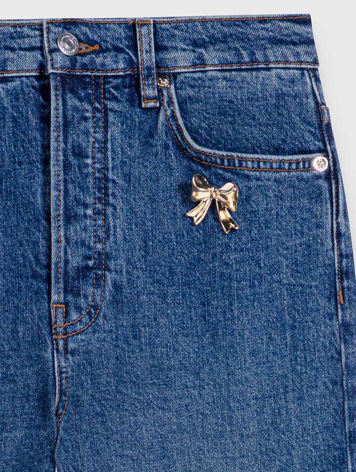 R&ouml;hrenjeans mit Brosche