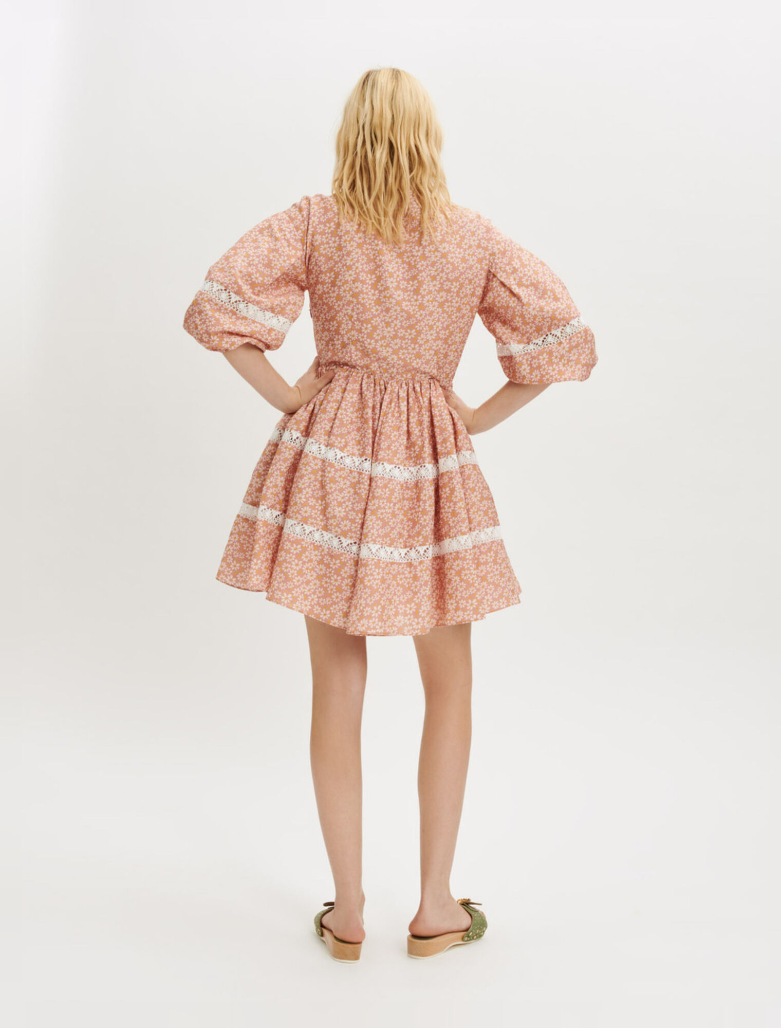 Bedrucktes Kleid mit Spitzenborten