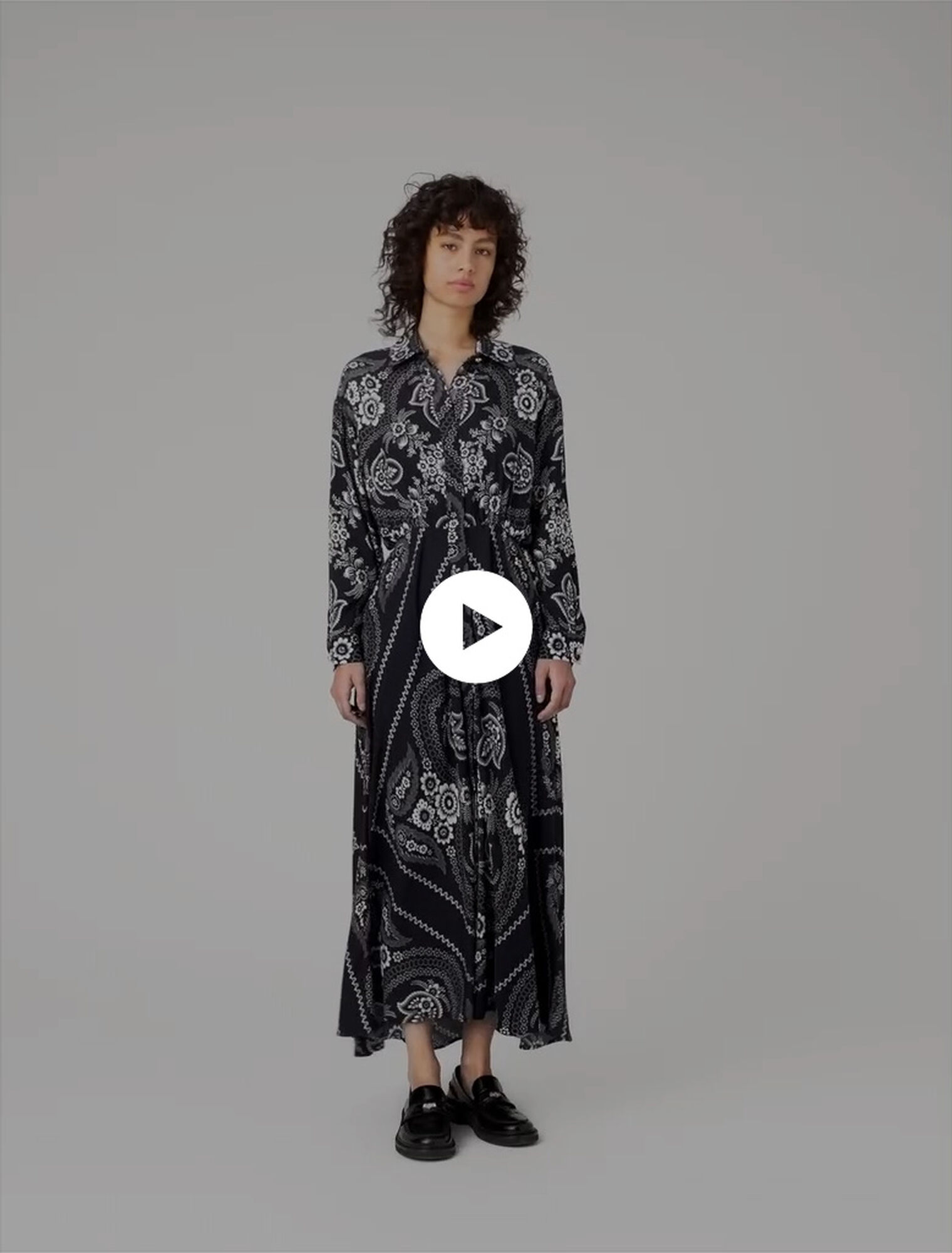 Langes fließendes Kleid mit Print