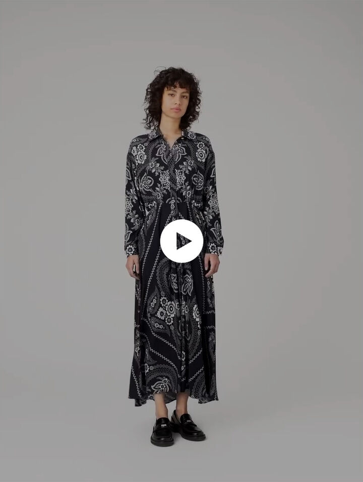 Langes fließendes Kleid mit Print