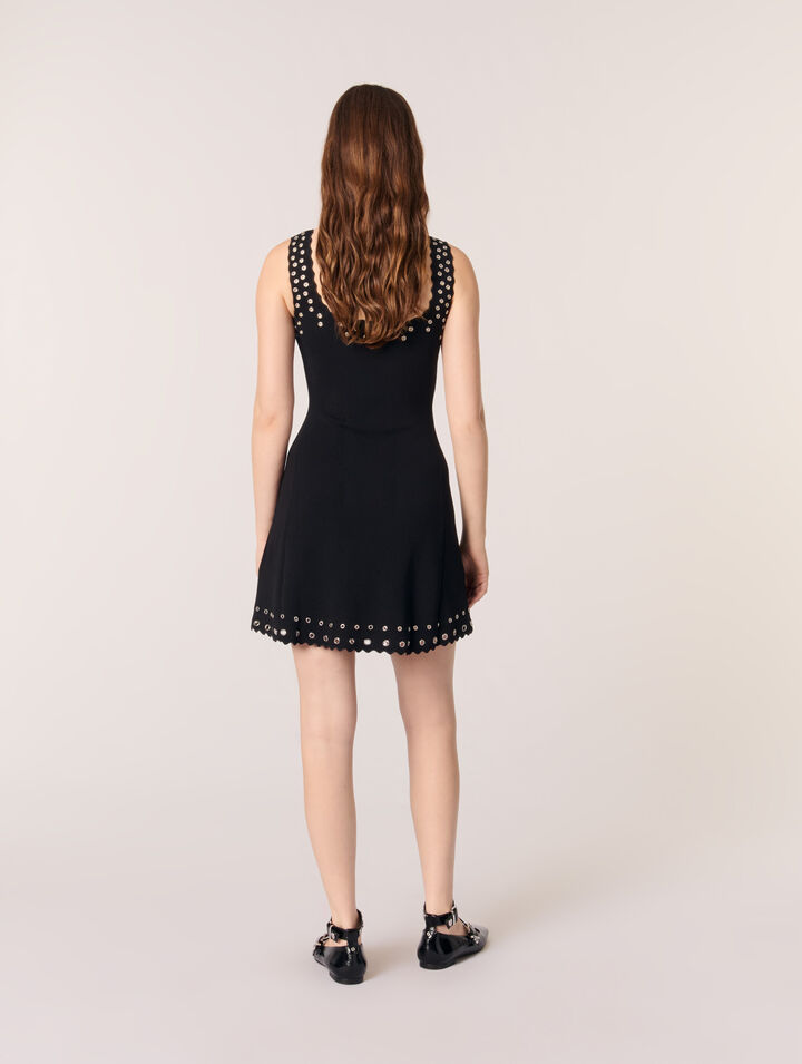 Kurzes Strickkleid mit Ösen