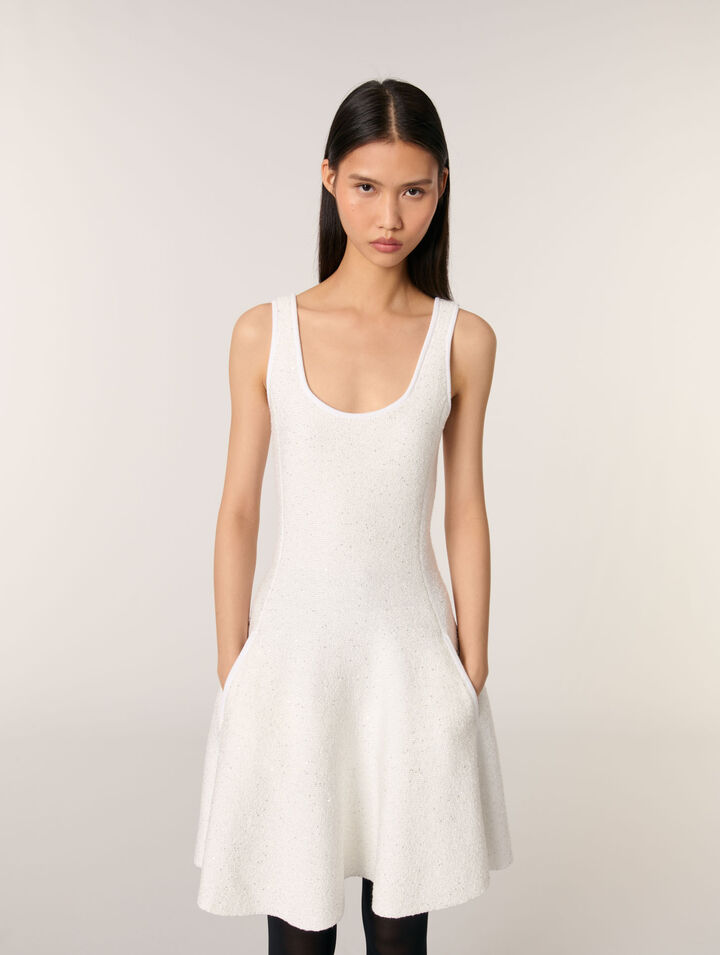 Kurzes Strickkleid mit Pailletten