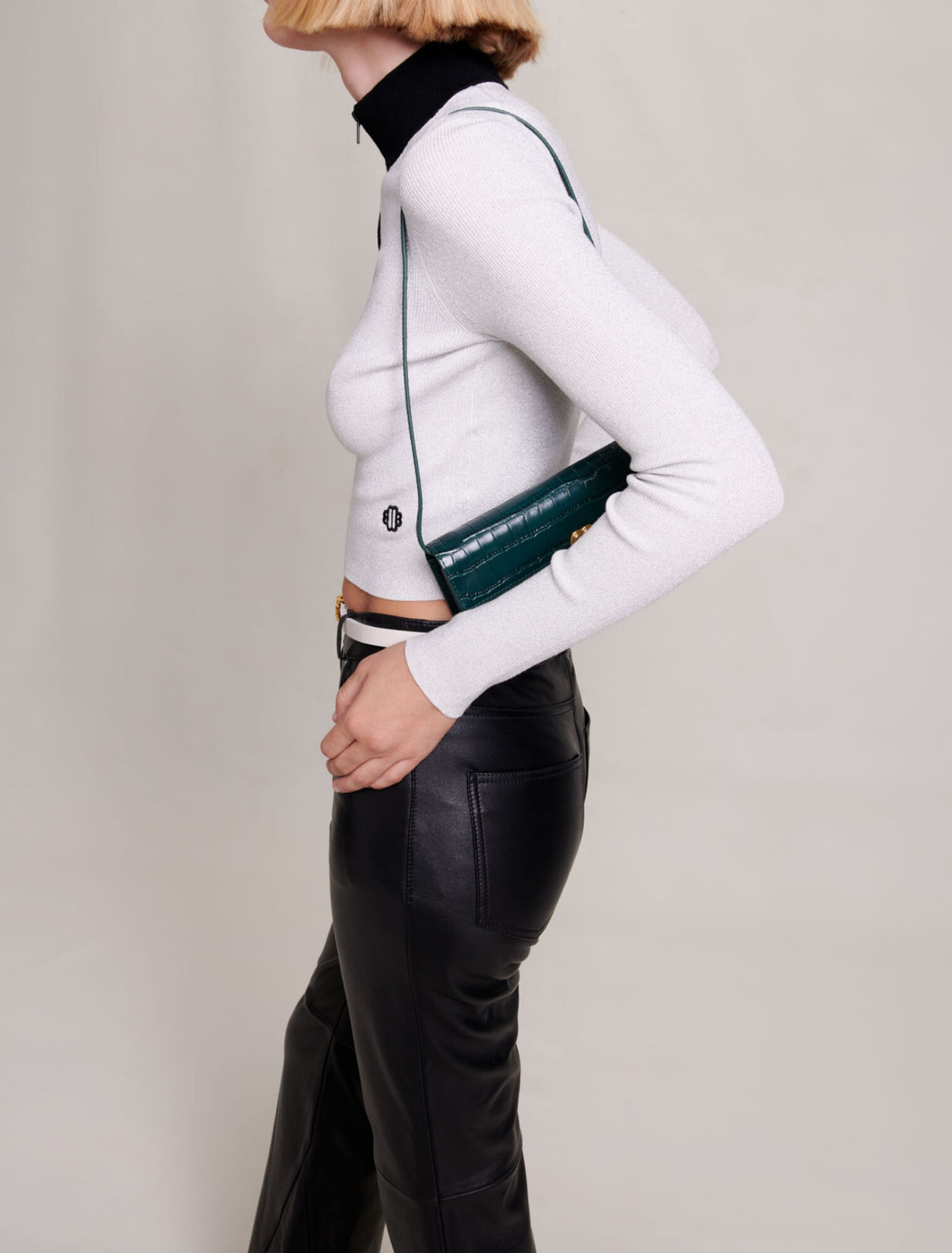 Kurzer Pullover mit Strickmuster