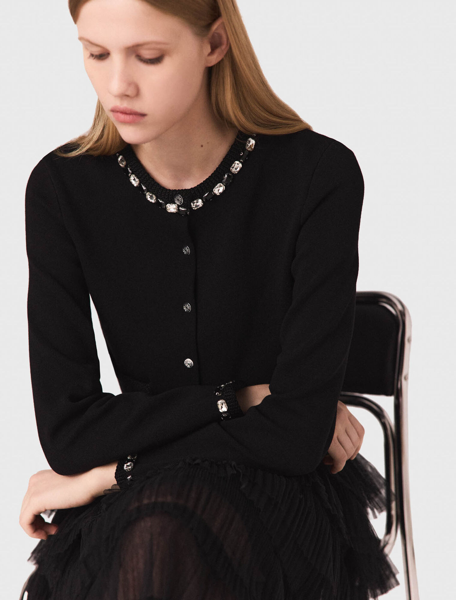Kurzer Cardigan mit Schmuckdetails