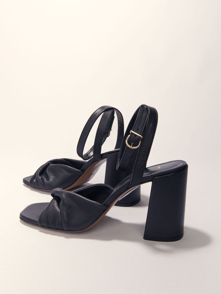 Sandalen aus Glattleder mit Absatz