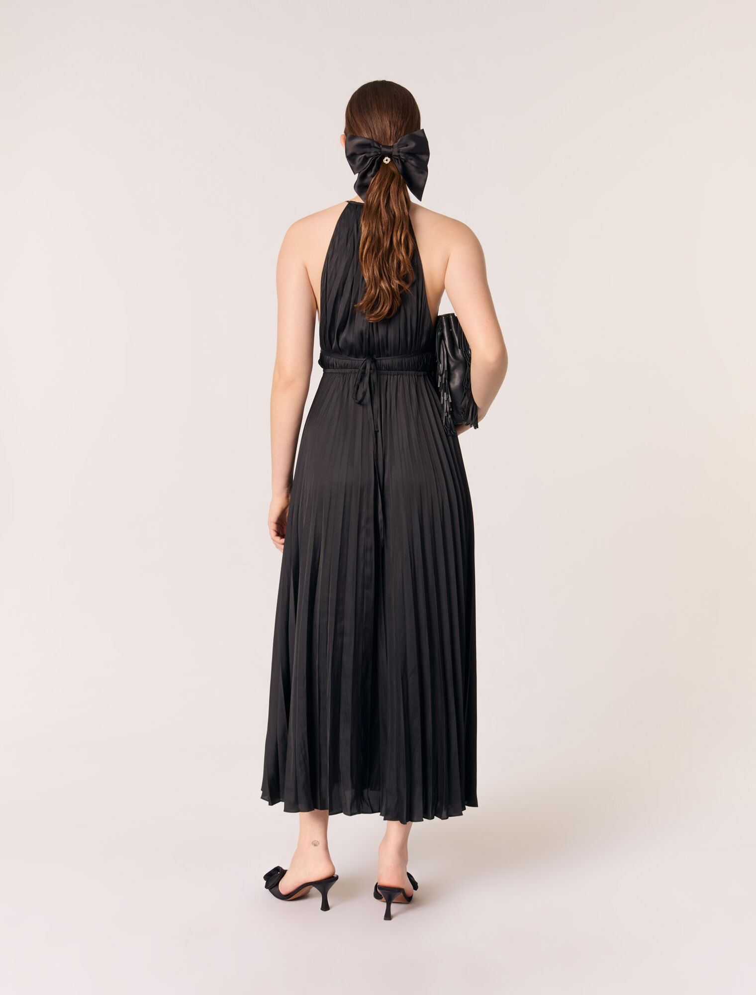 Langes, plissiertes Kleid aus Satin