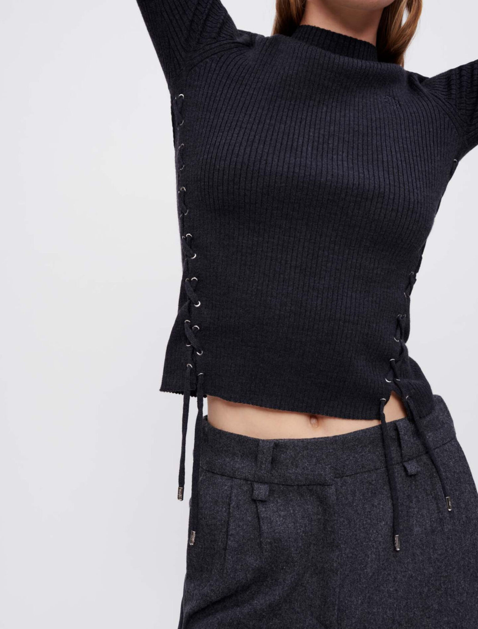 Körpernaher Pullover mit silbernen Ösen