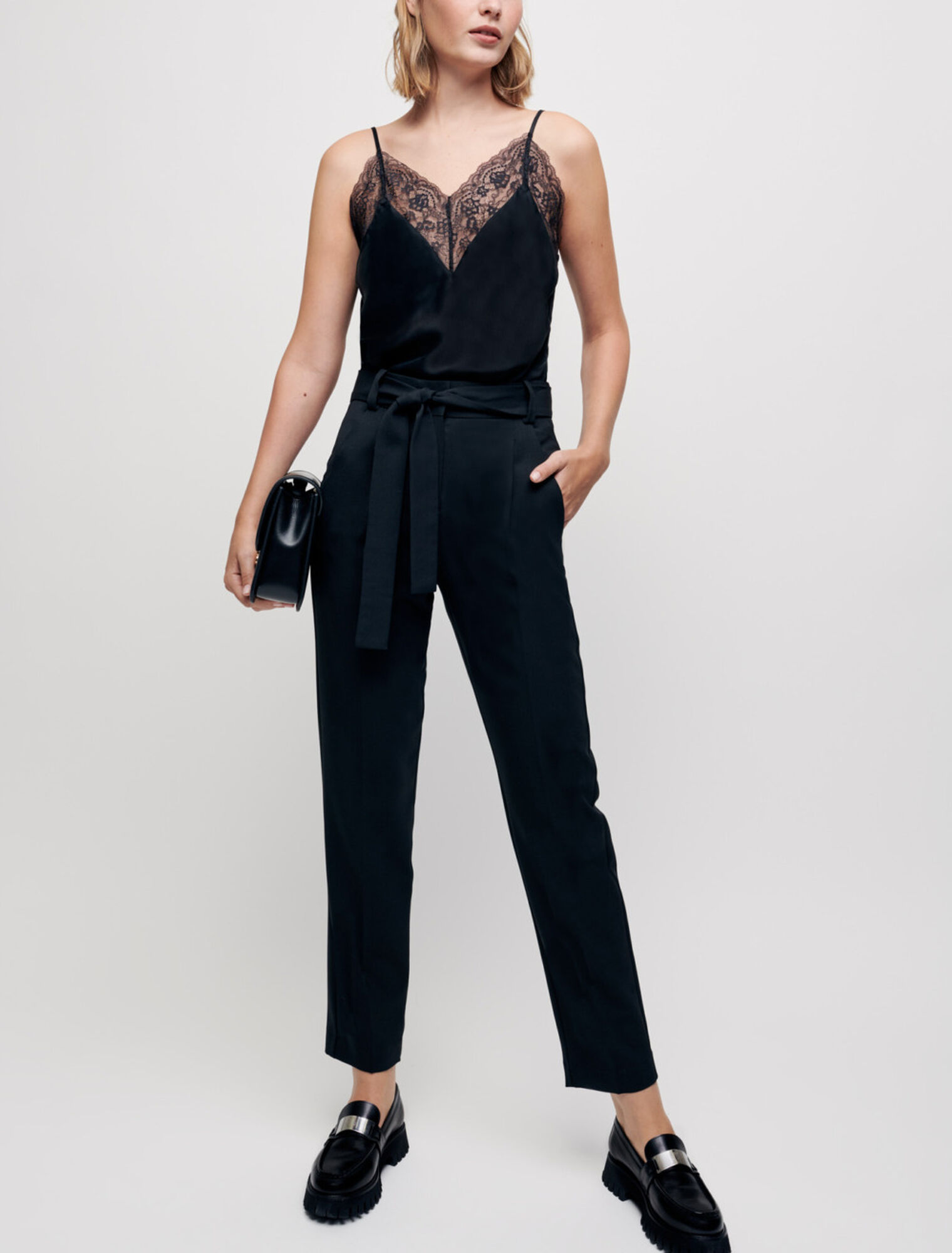 Hose mit hoher Taille und Gürtel