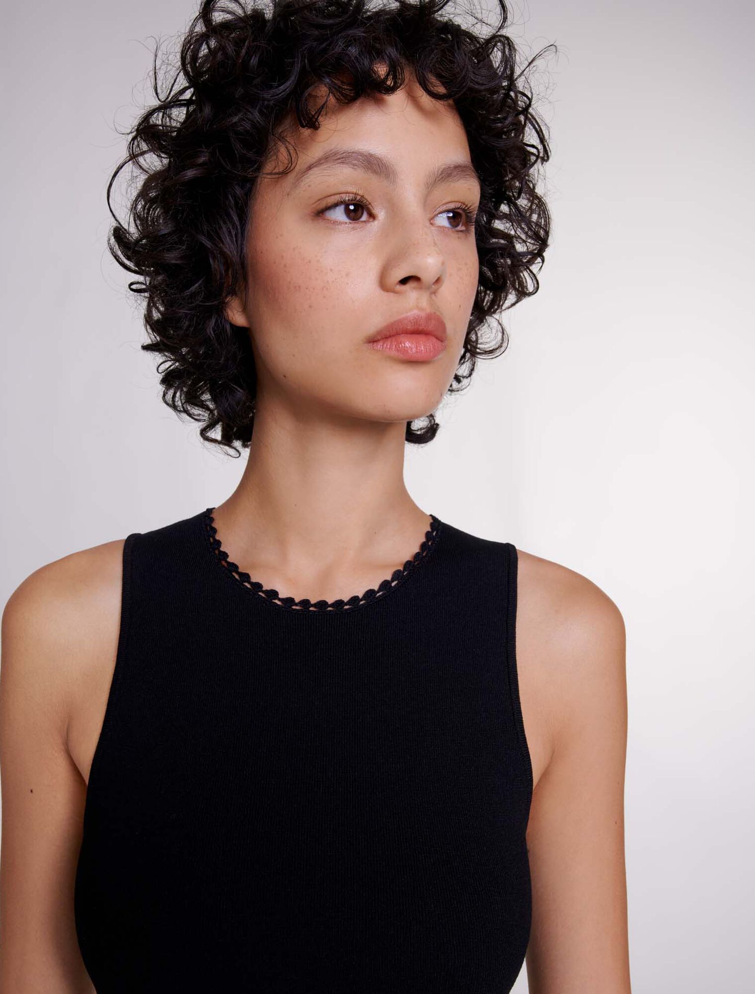 Langes Strickkleid mit Aussparungen