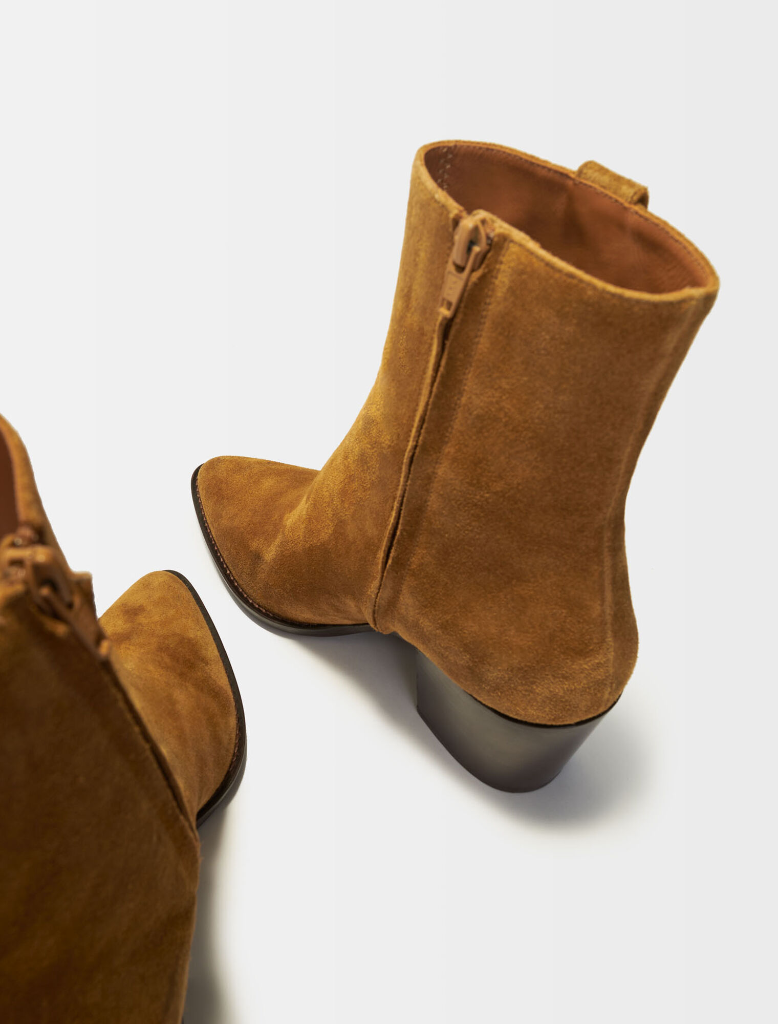 Camelfarbene Wildlederstiefel