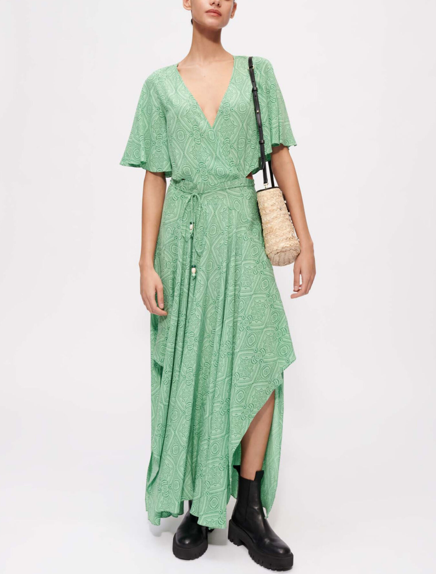 Fließendes und bedrucktes Schalkleid