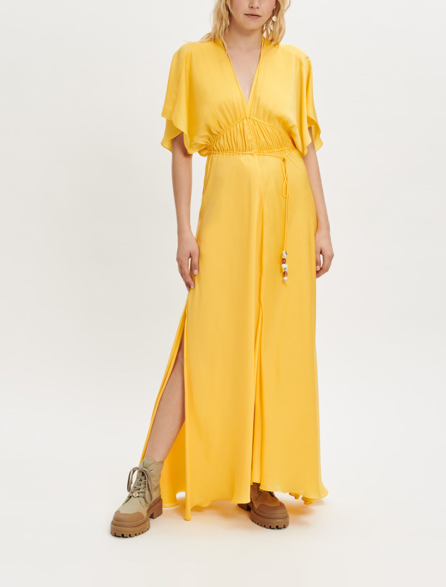 Schalkleid aus Satin mit Perlenschmuck