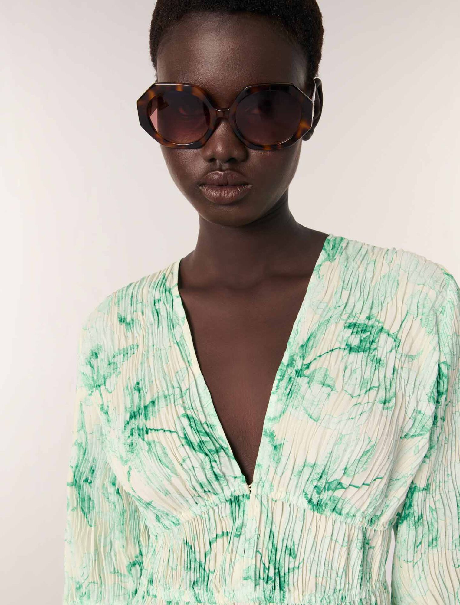Kurzes plissiertes Kleid mit Print