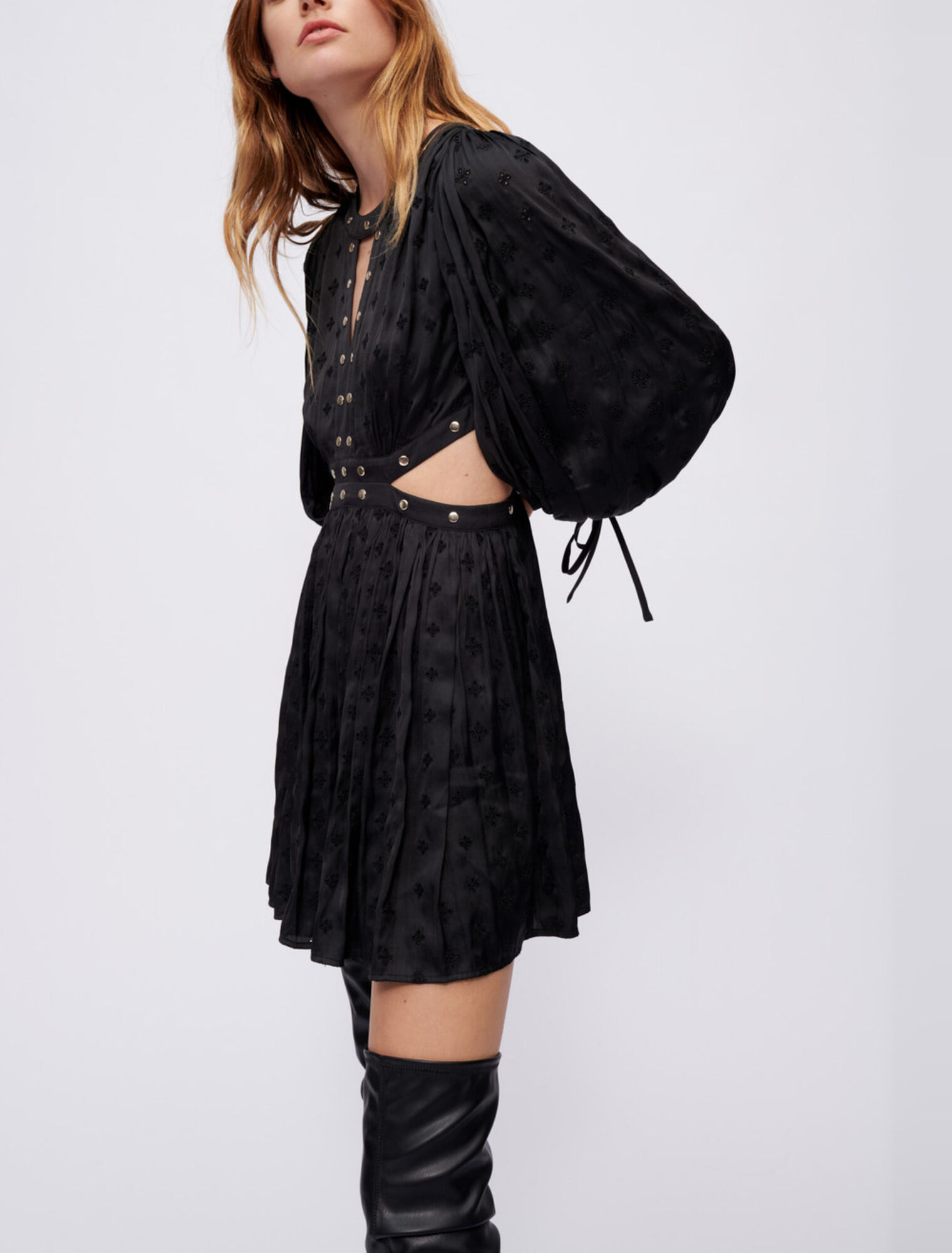 Kleid aus besticktem Satin mit Studs