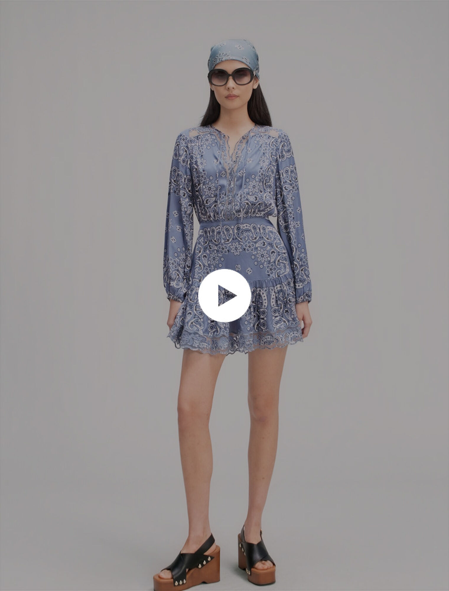 Fließendes kurzes Kleid mit Print