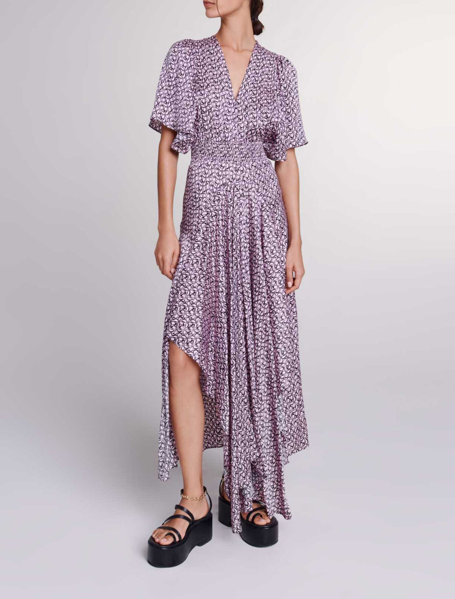 Langes bedrucktes Satinkleid