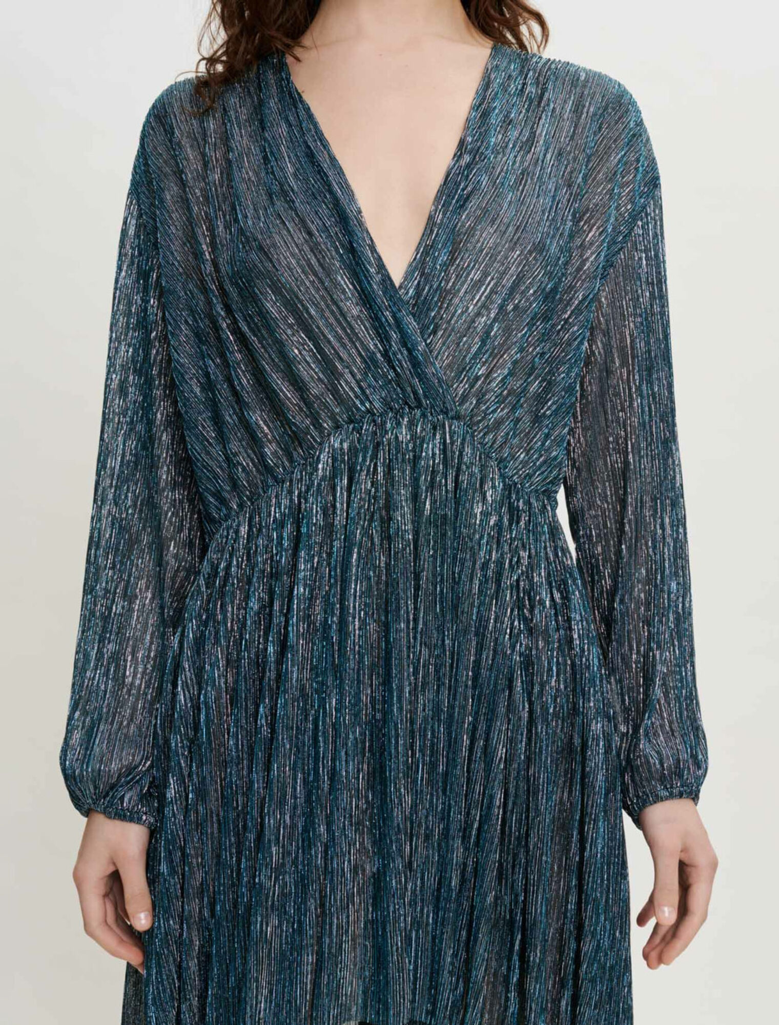 Vollständig plissiertes Kleid mit Glanz