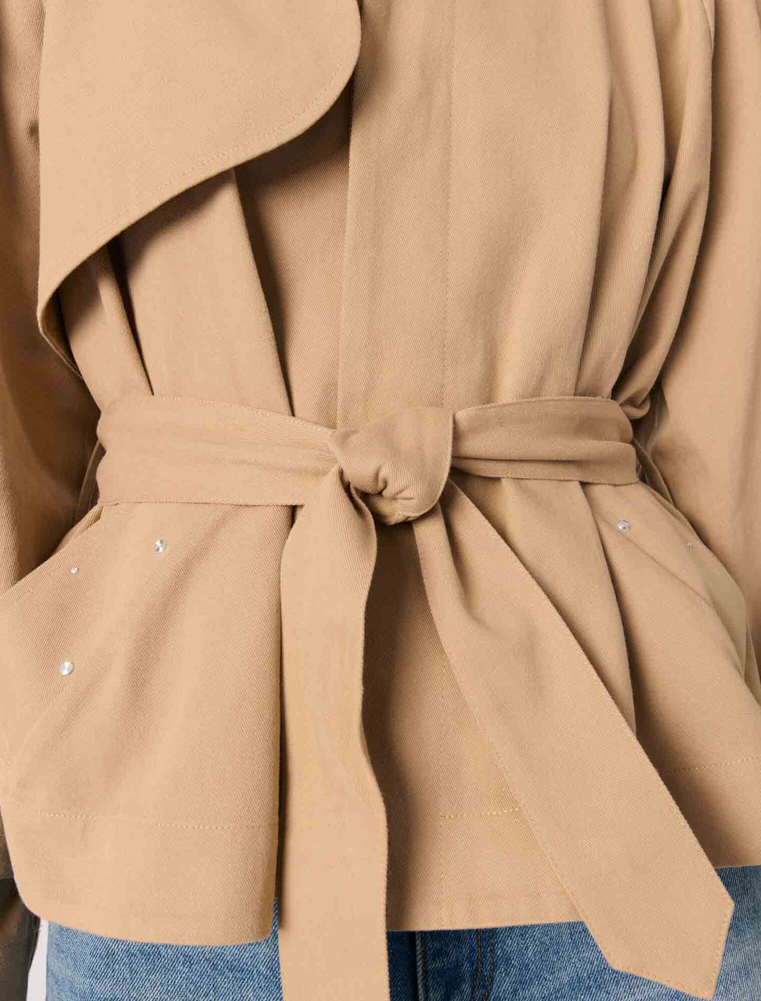 Kurzer Trenchcoat mit Nieten