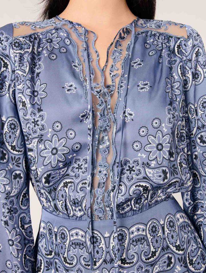 Fließendes kurzes Kleid mit Print
