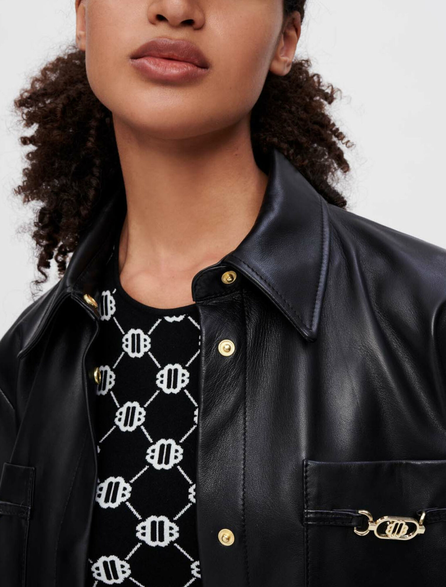 Schwarzes Lederhemd mit Trensen in Gold