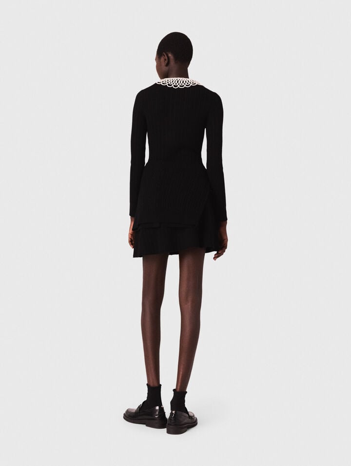 Kurzes Strickkleid mit Perlenkragen