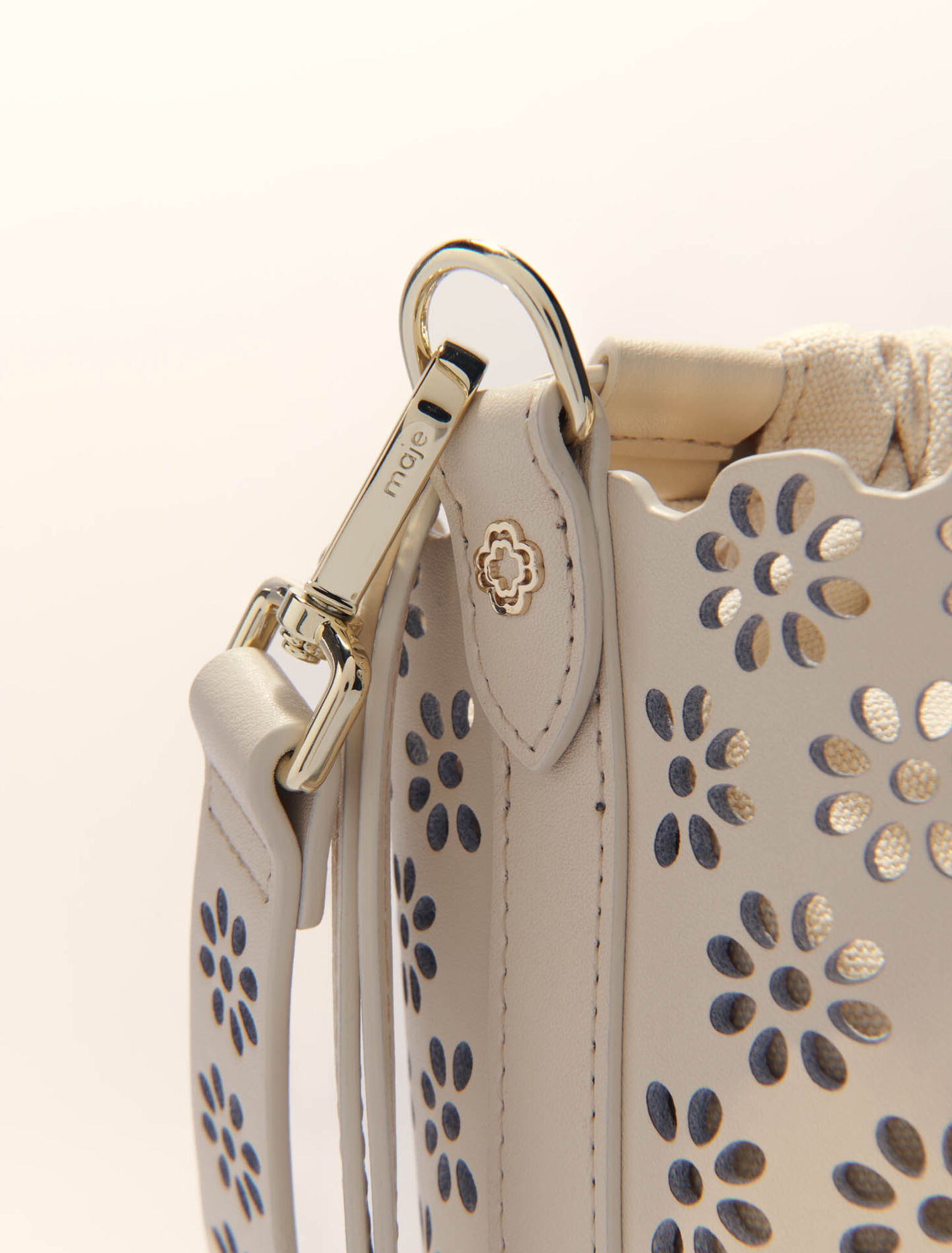 Bucket Bag aus perforiertem Leder