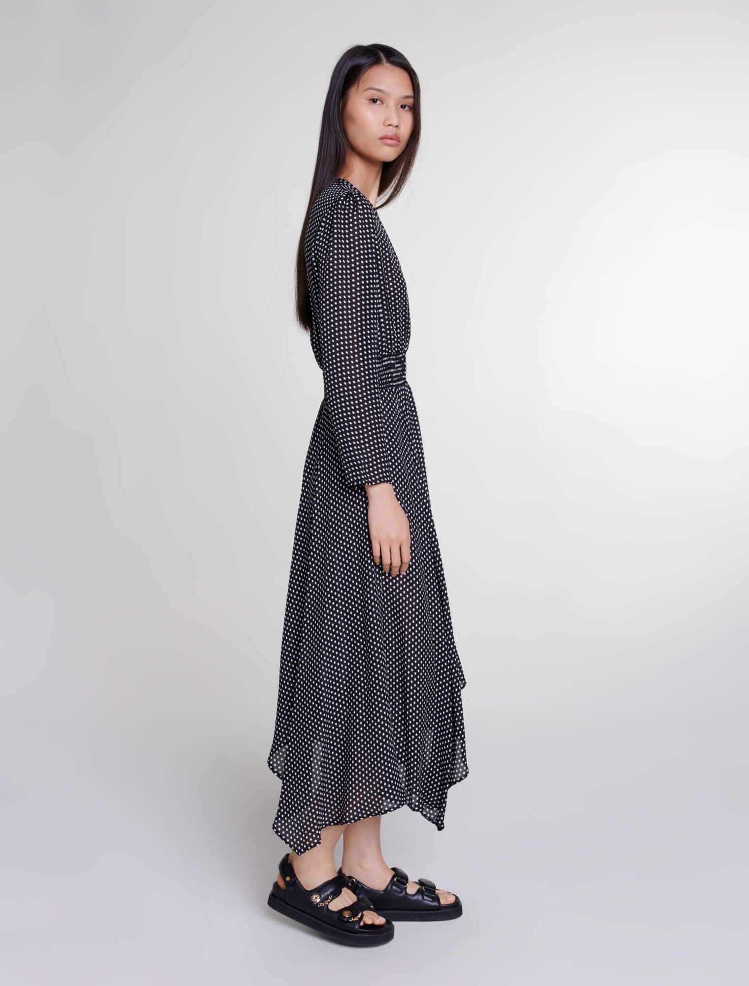 Mittellanges, gepunktetes Kleid