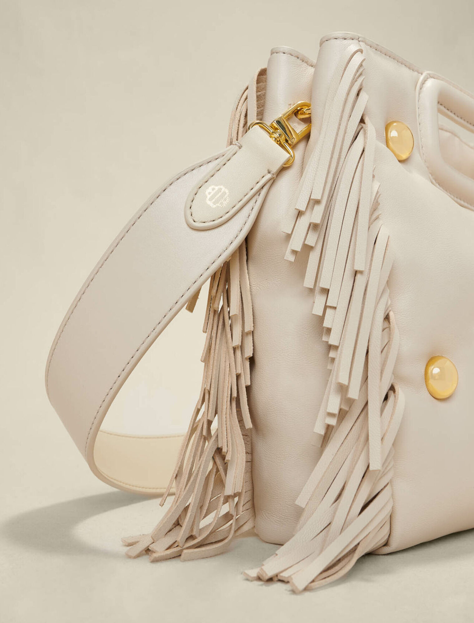 M-Tasche aus Leder mit Nieten