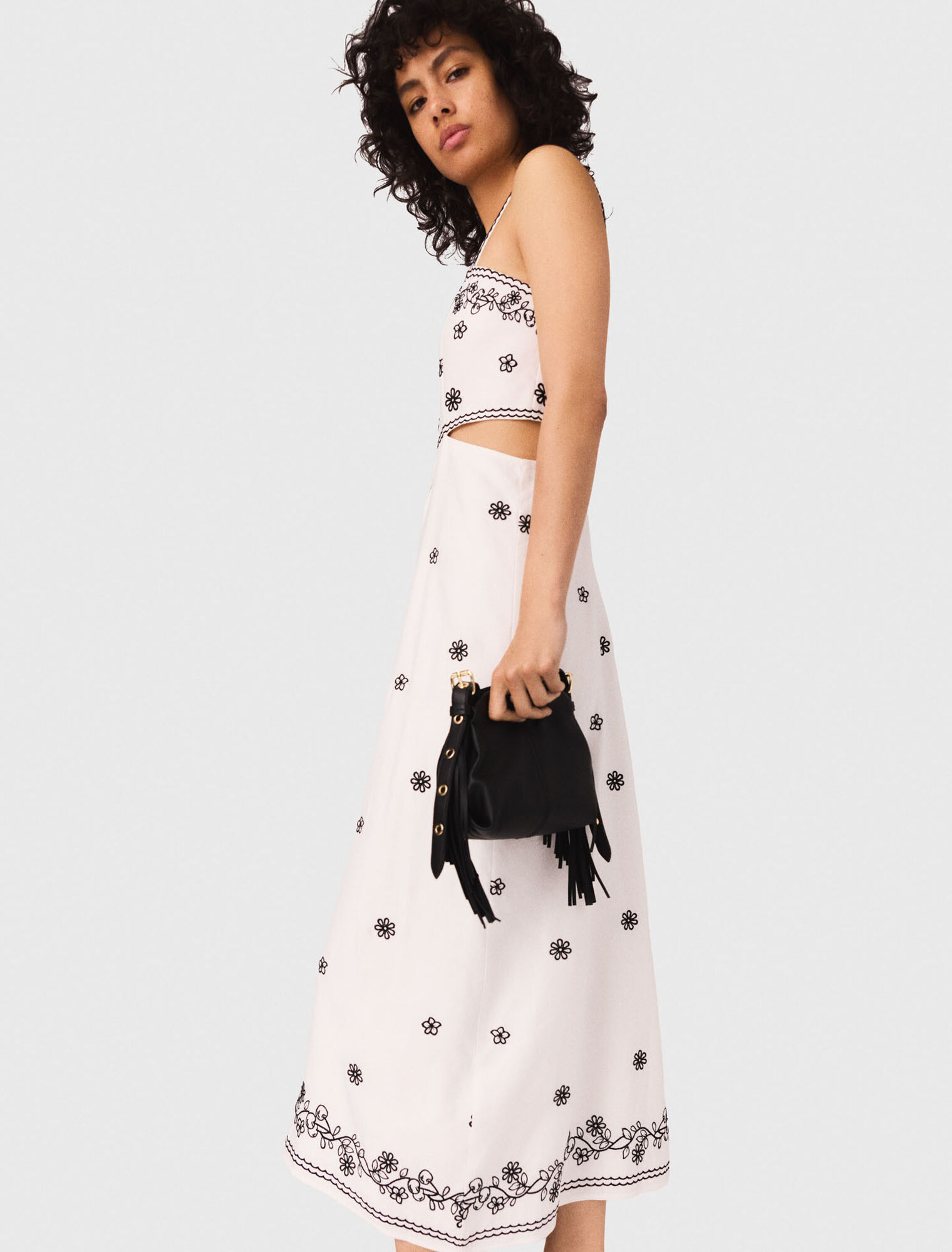 Langes besticktes Kleid mit Cut-out