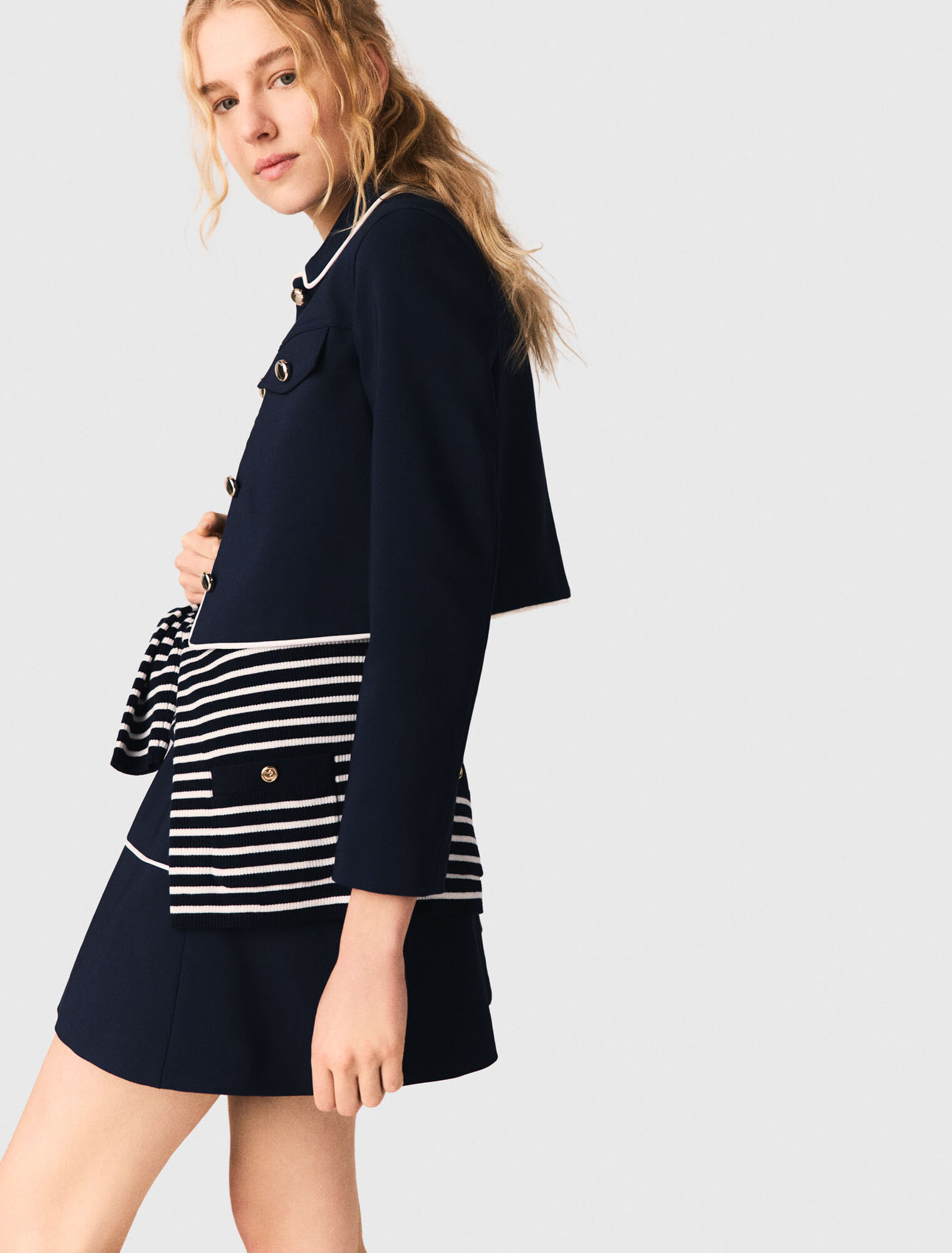 Kurze Jacke mit Kontrastkonturen