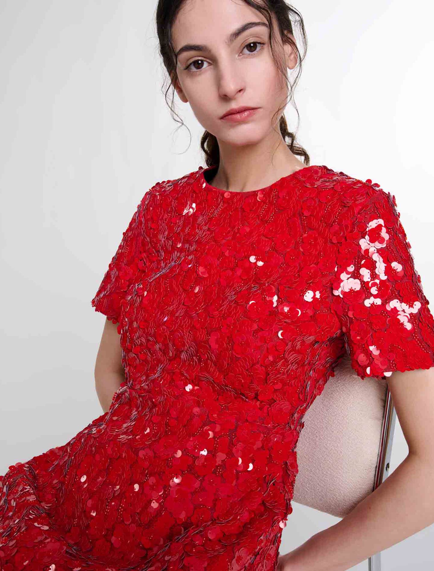 Kurzes Kleid mit Paillettenblumen
