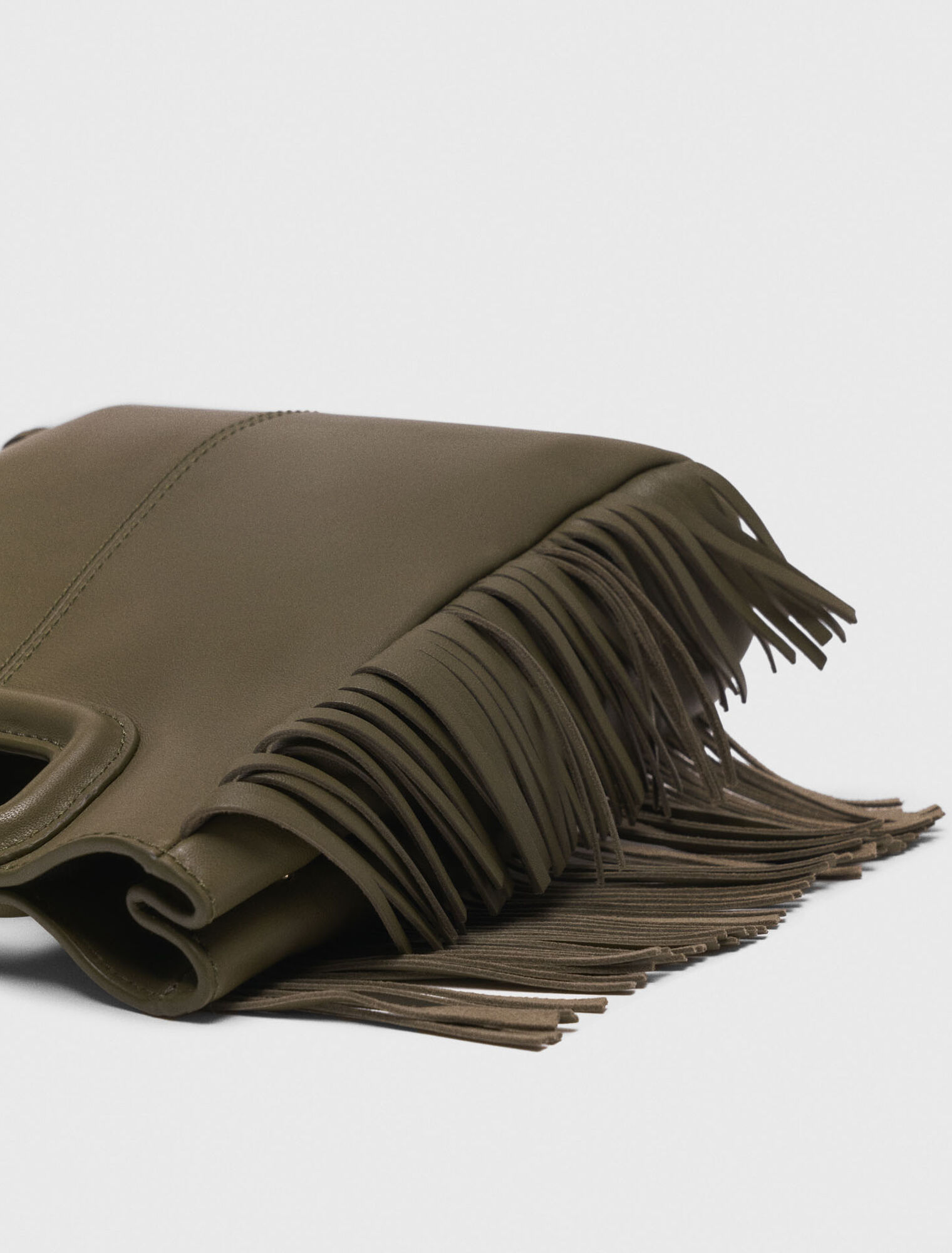 M-Tasche aus Glattleder mit Fransen