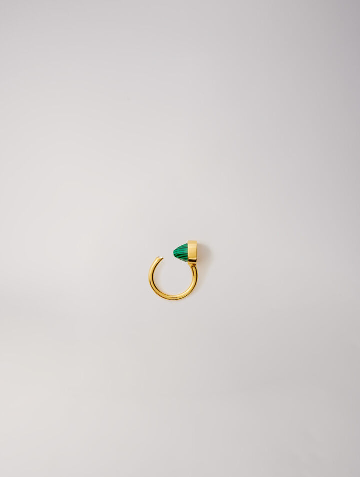 Mit einem Stein verzierter Ring