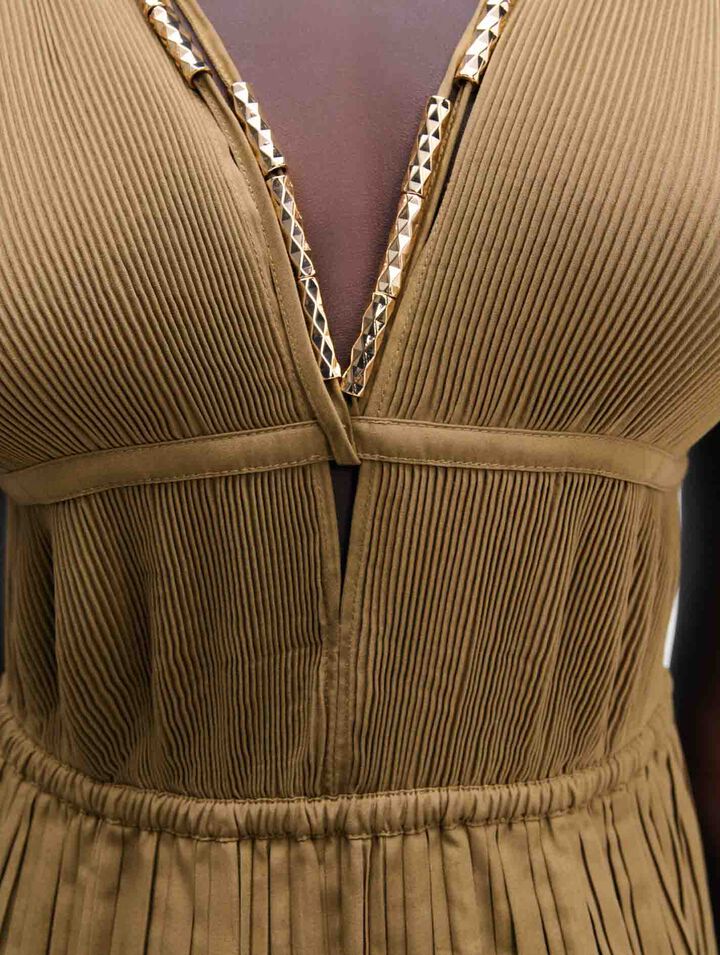 Plisseekleid mit Schmuckausschnitt