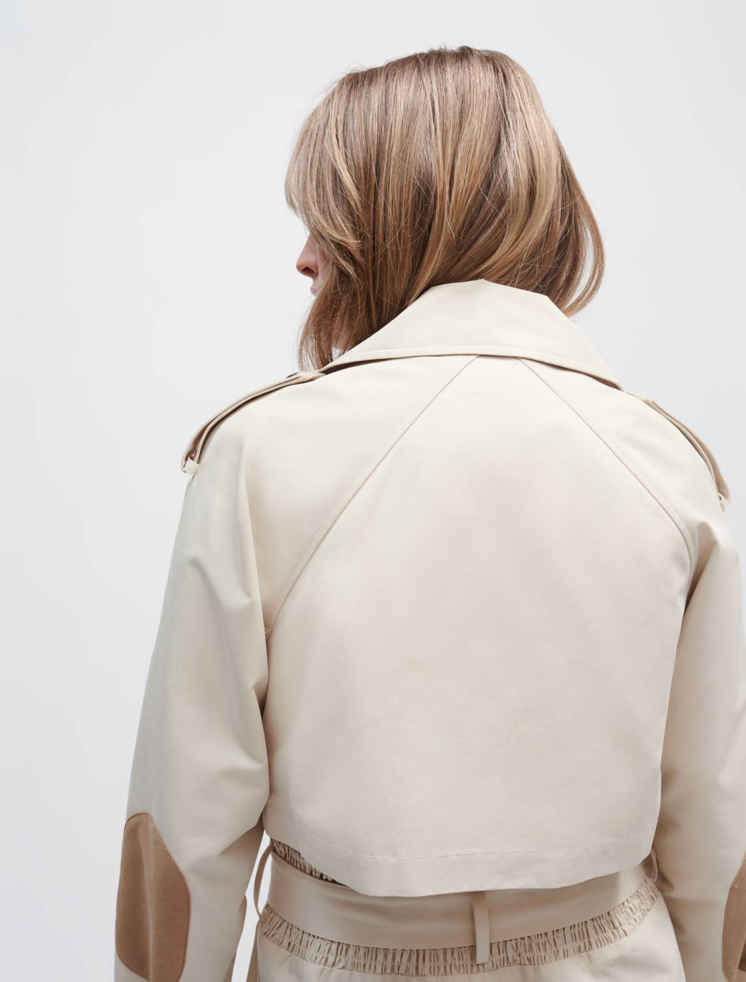 Im Rücken gesmokter Trenchcoat