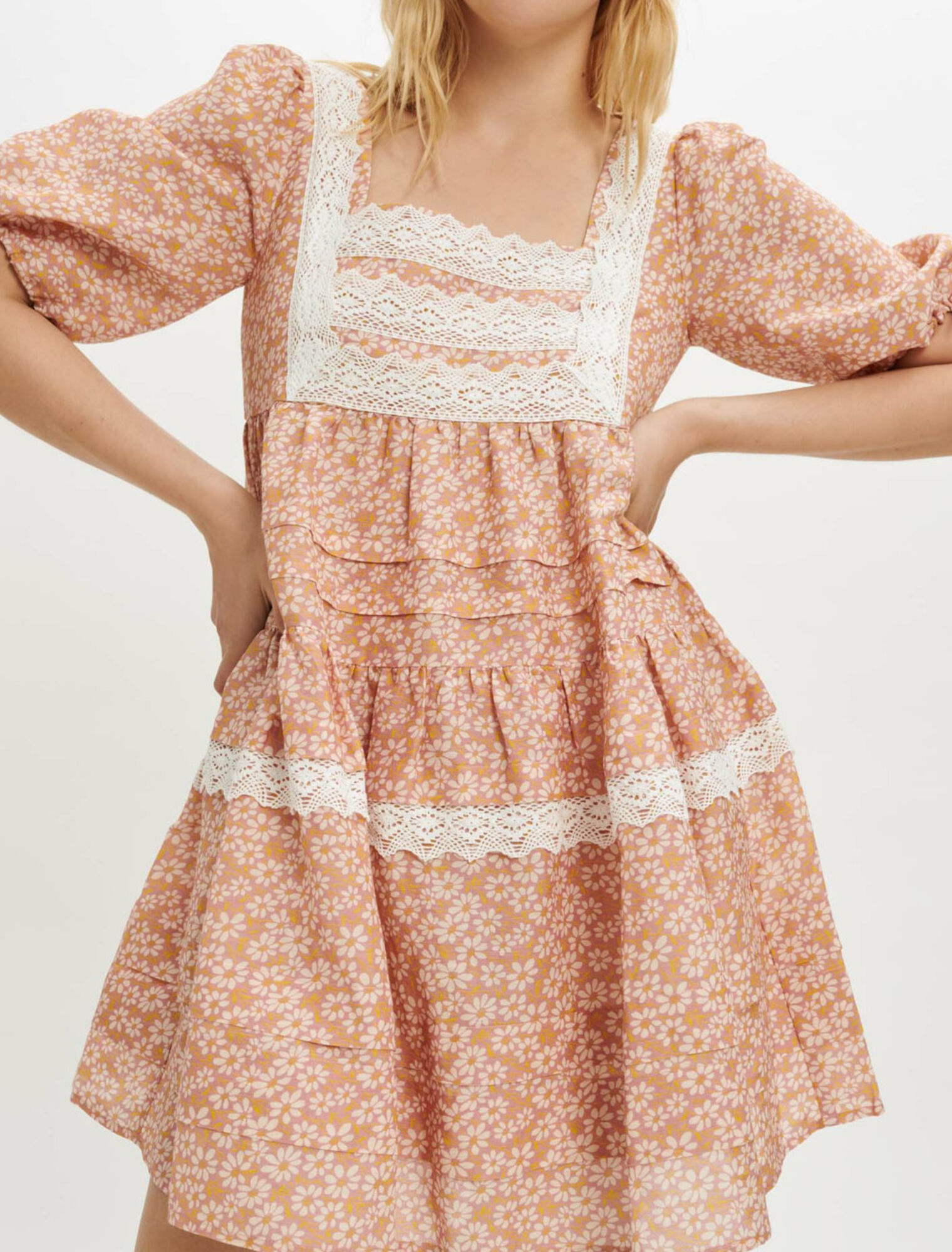 Bedrucktes Kleid mit Spitzengalons